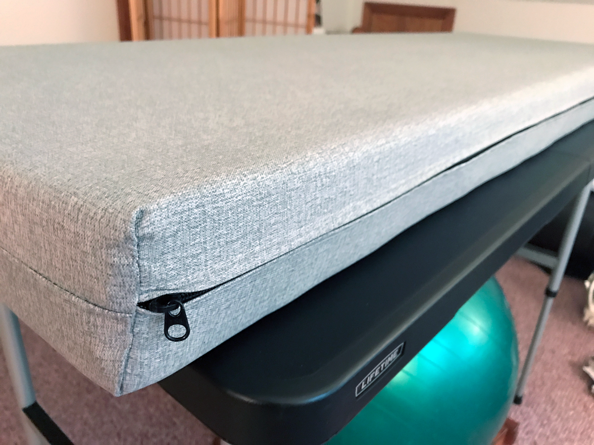 Cushion zipper up close.